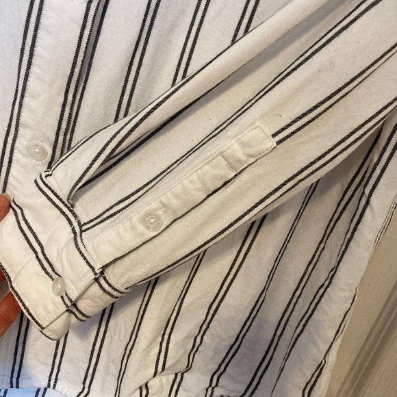 EUC Tahari long sleeve vertical striped button up blouse/shirt. Size large. - Picture 3 of 7